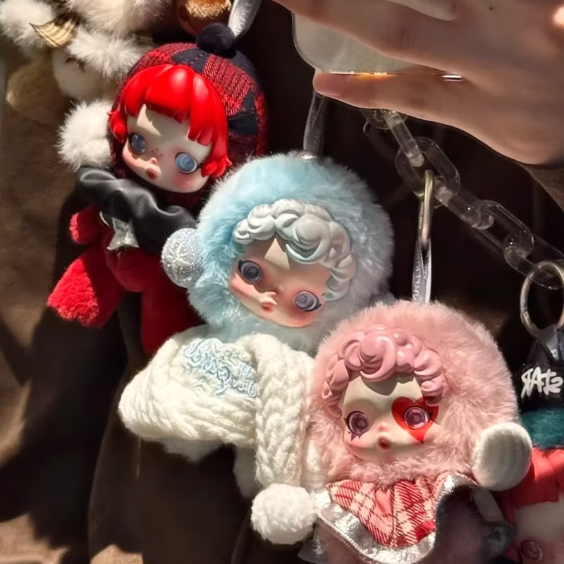 2025The Winter Music Series has returned, and this SKULLPANDA Pendant Sp Doll is the hidden gem every desktop needs. The blind box is a winter surprise that fits right under the Christmas tree—or wine mug. - Image 4